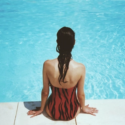 Donna seduta sul bordo della piscina