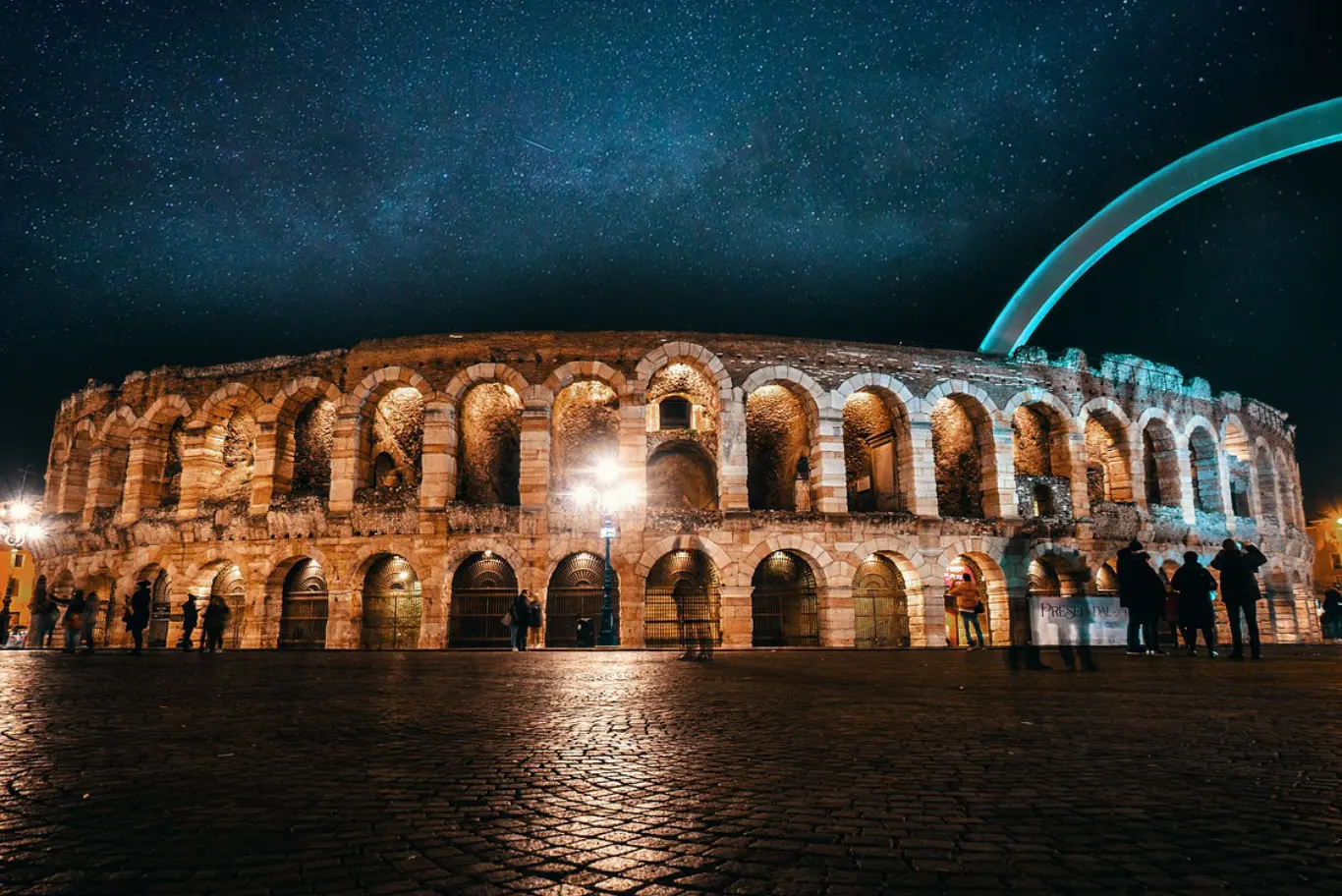 Arena di Verona illuminata di notte