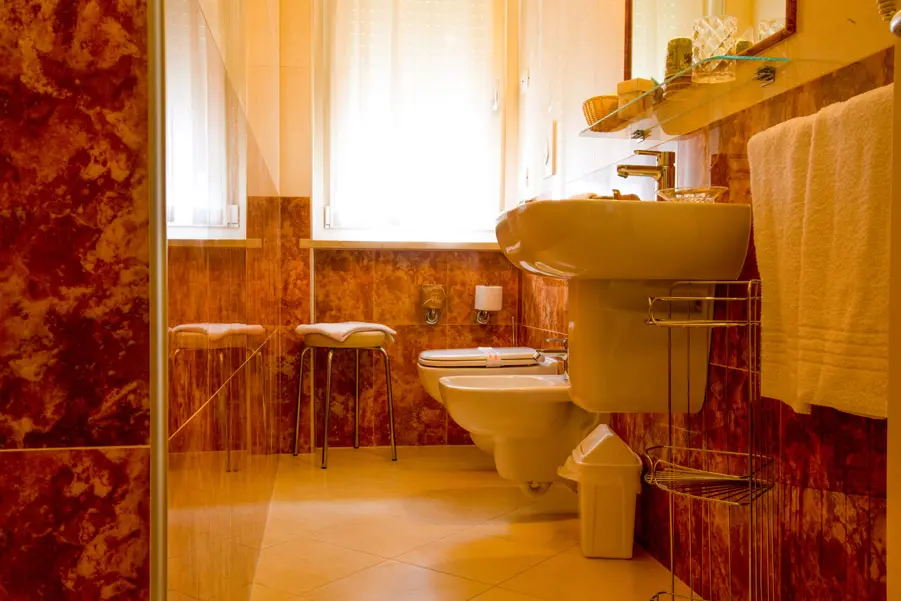 Bagno con lavabo, bidet e finestra