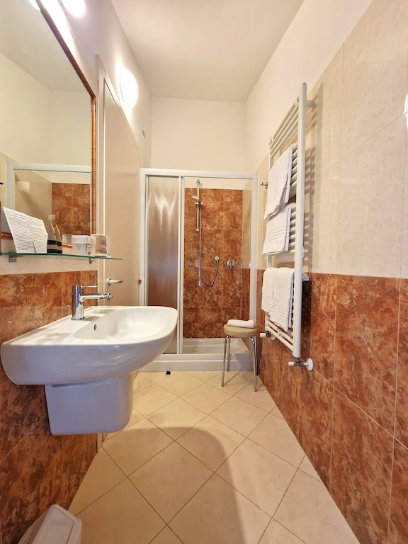 Bagno con doccia e lavabo moderni