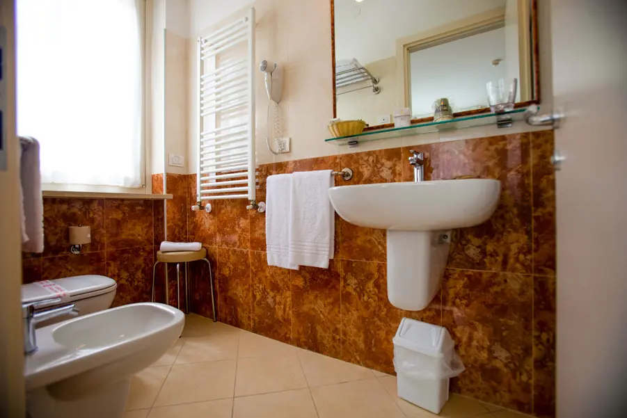 Bagno moderno con lavabo, bidet e sanitari