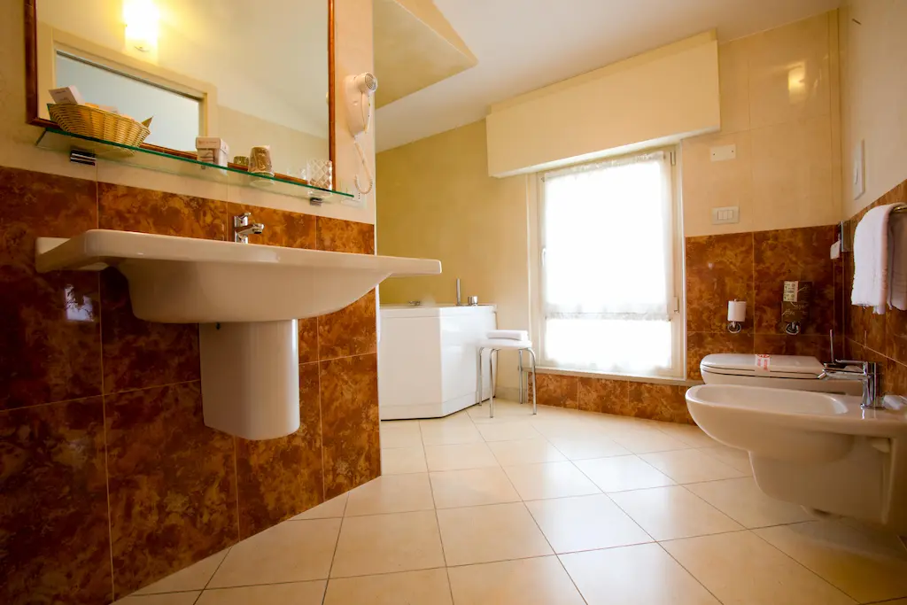 Bagno moderno con lavabo, wc e bidet