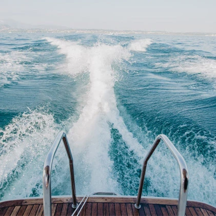 Scia di una barca sul mare.