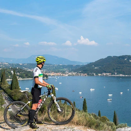 Ciclista osserva il lago e le montagne