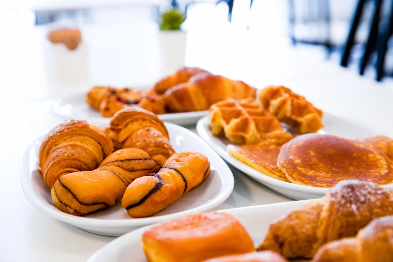 Colazione con croissant, waffle e pancake.