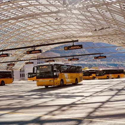 Autobus giallo in stazione coperta