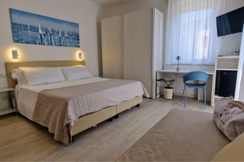 Camera da letto moderna con letto matrimoniale e scrivania.