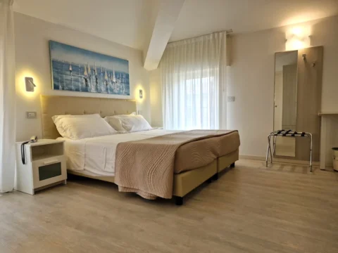 Camera d'albergo moderna con letto matrimoniale