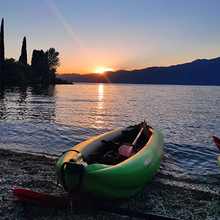 Tramonto sul lago con kayak in primo piano