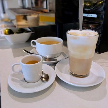 Tre tazze di caffè su un tavolo