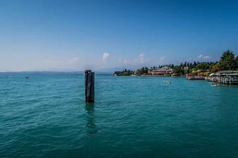 Vista sul Lago di Garda in estate