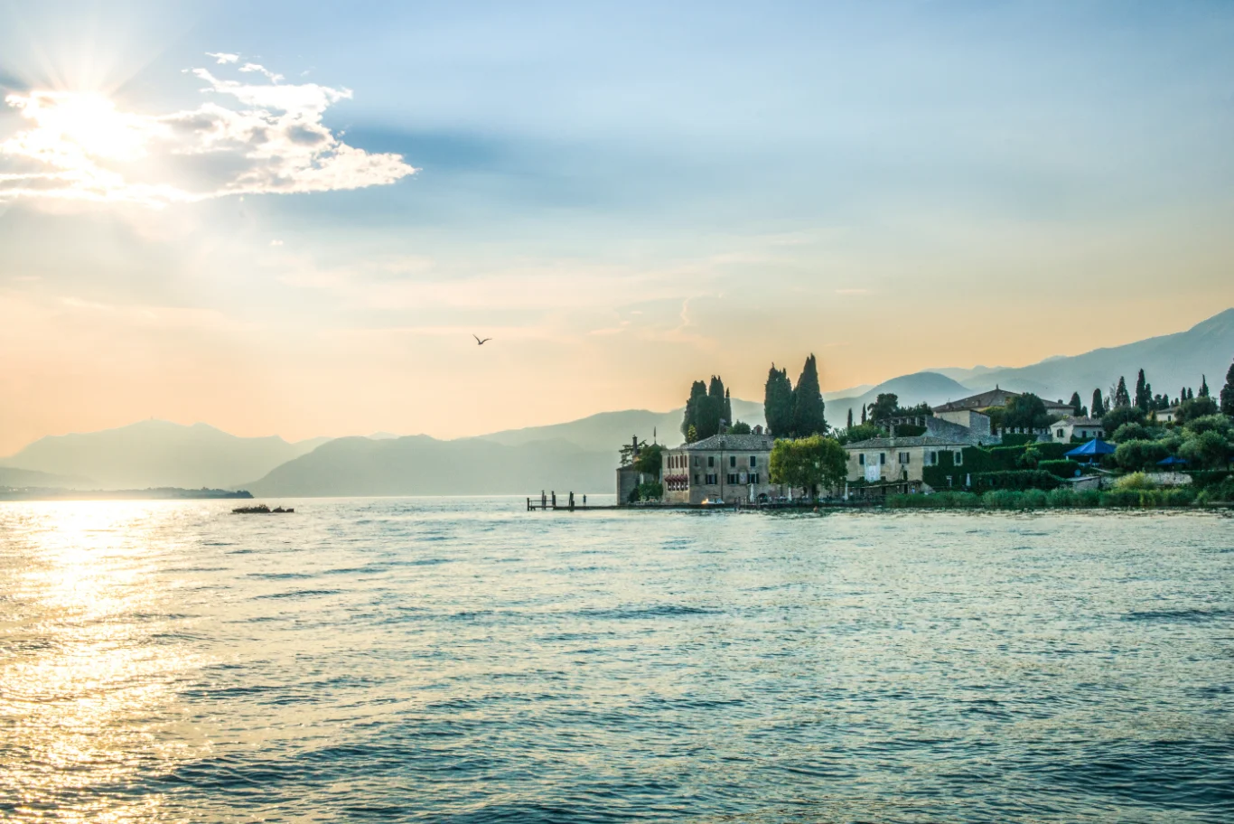 Tramonto sul lago con edificio storico