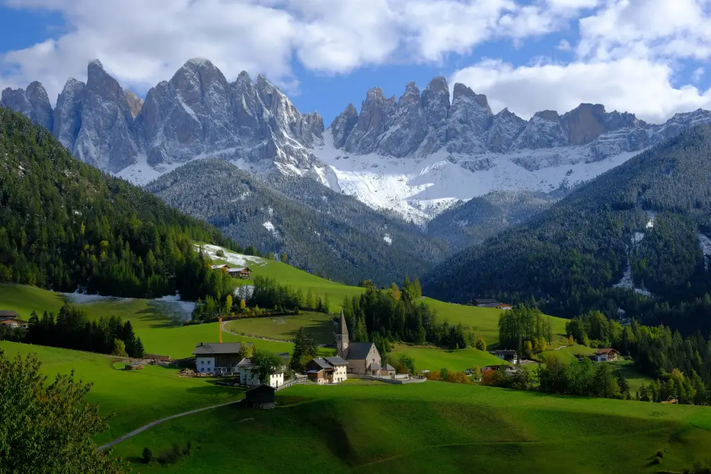 Paesaggio alpino con montagna e villaggio, Dolomiti.