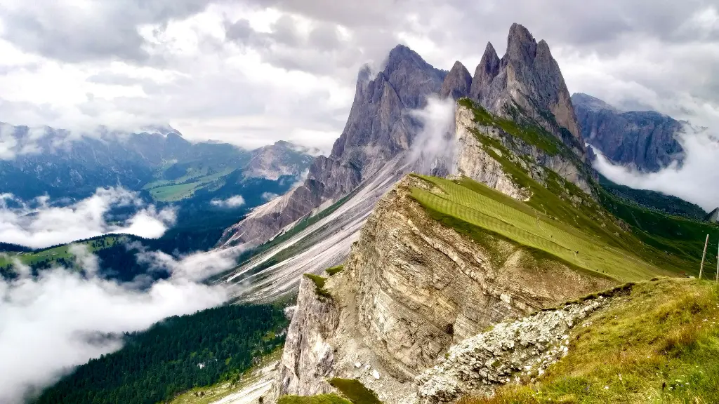Veduta delle montagne delle Dolomiti avvolte dalle nuvole.