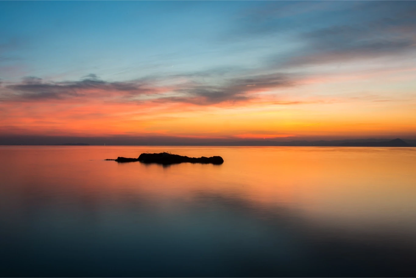 Tramonto spettacolare sul mare con cielo colorato
