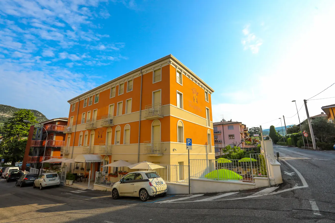 Edificio arancione su strada soleggiata