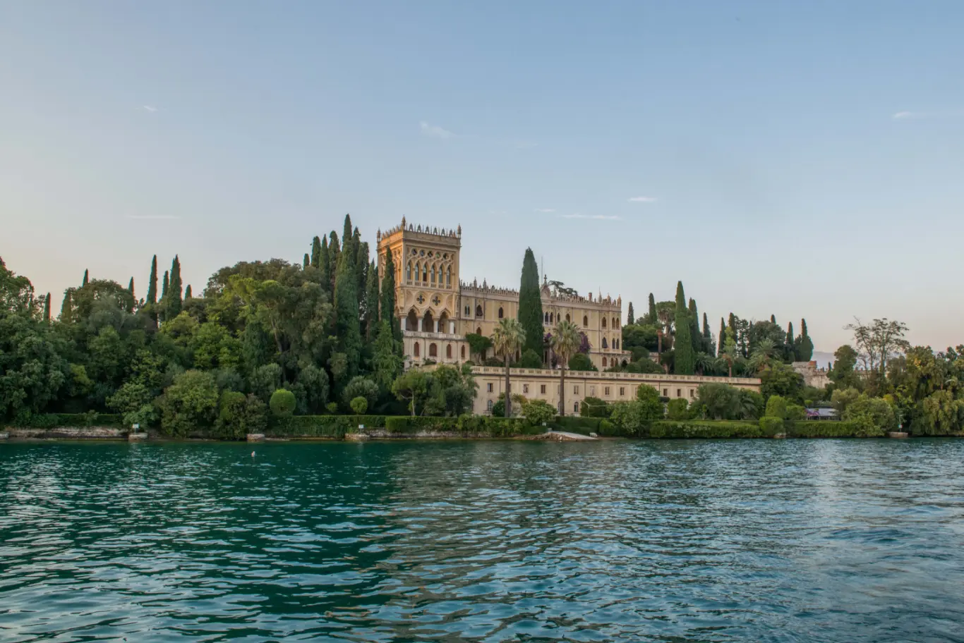 Castello in riva al lago di Garda