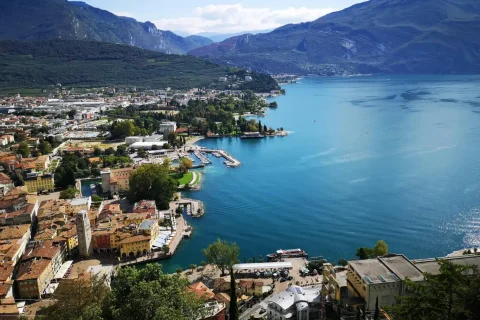 Veduta panoramica del Lago di Garda e città vicina