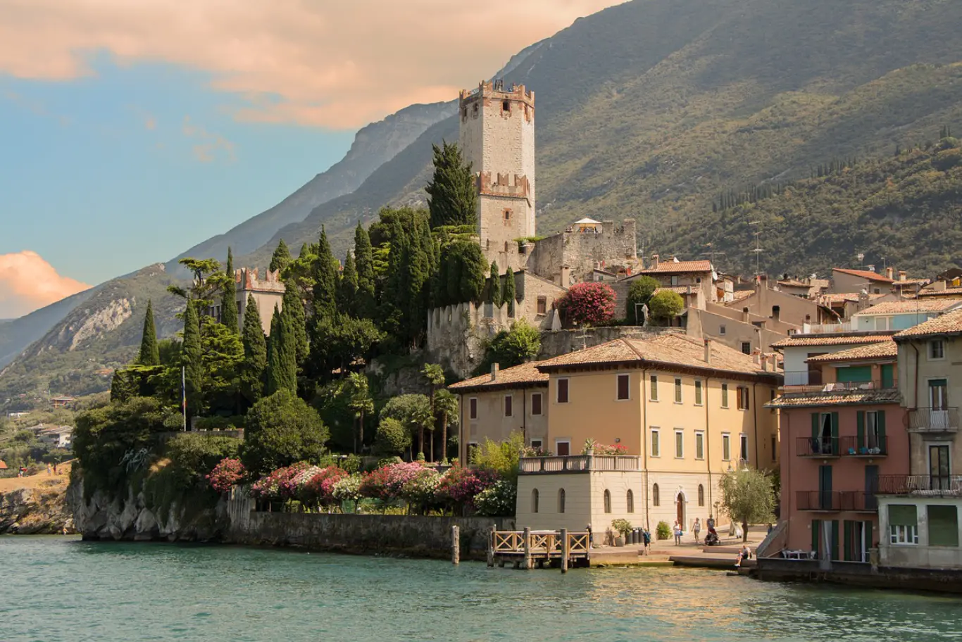 Castello sul lago di Garda con vista montagna