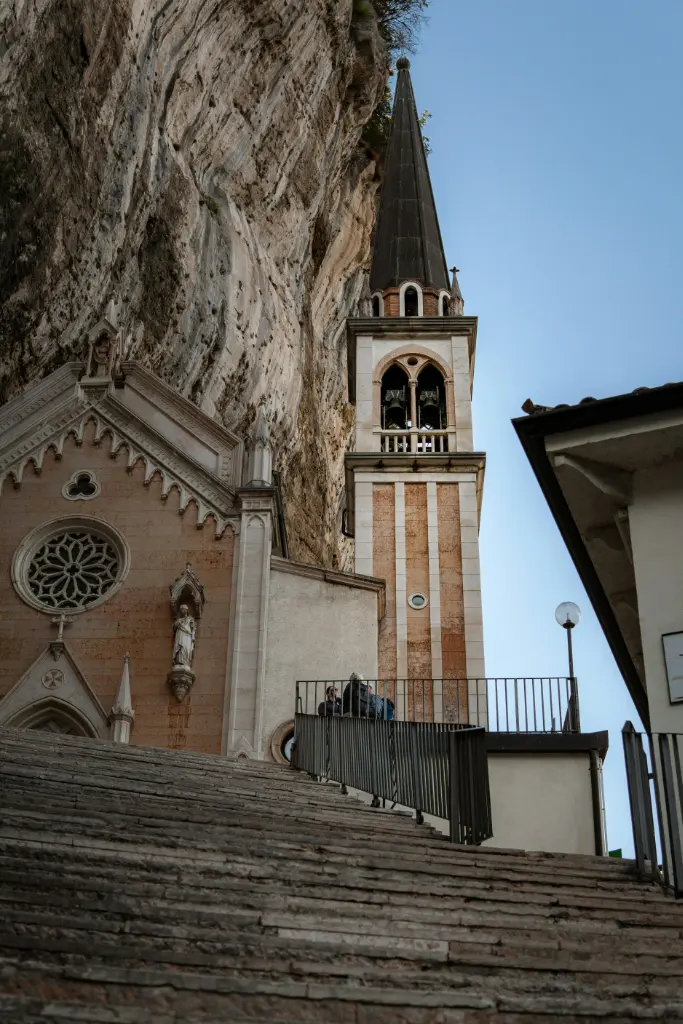 Chiesa incastonata nella roccia con campanile a punta