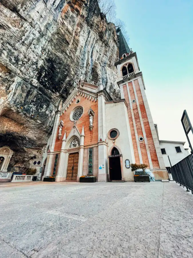 Santuario incastonato nella roccia, architettura suggestiva.
