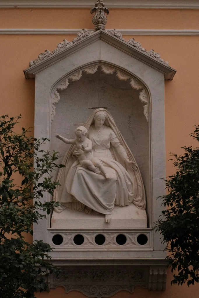 Statua religiosa Madonna col Bambino in marmo bianco