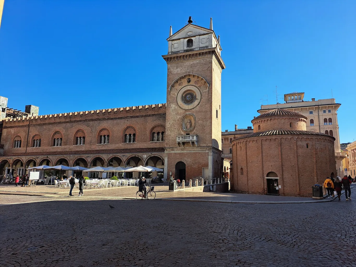 Piazza con edificio storico e torre a Mantova, Italia