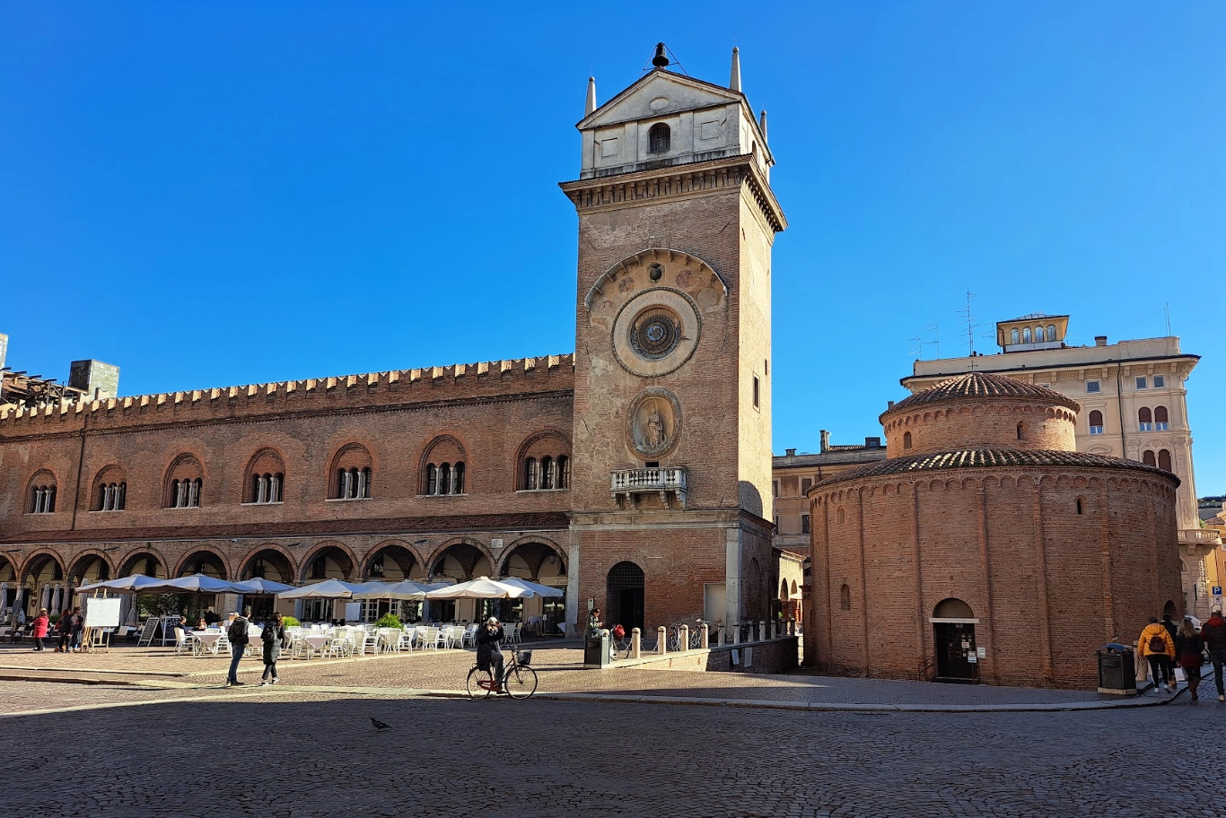 Torre dell'Orologio e Battistero a Mantova