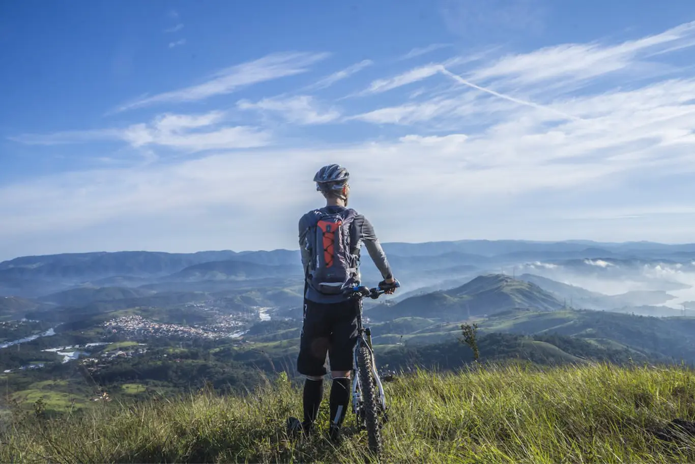 Ciclista ammirando paesaggio montano