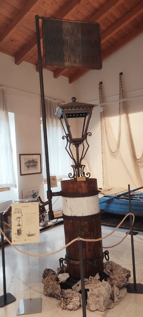 Antico lampione marittimo in esposizione al museo.