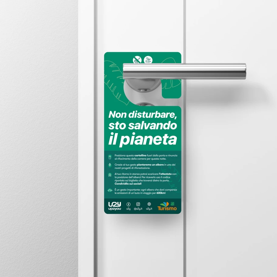 Cartellino su maniglia porta: Non disturbare, sto salvando il pianeta.