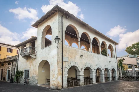 Edificio storico con portici ad arco, Italia