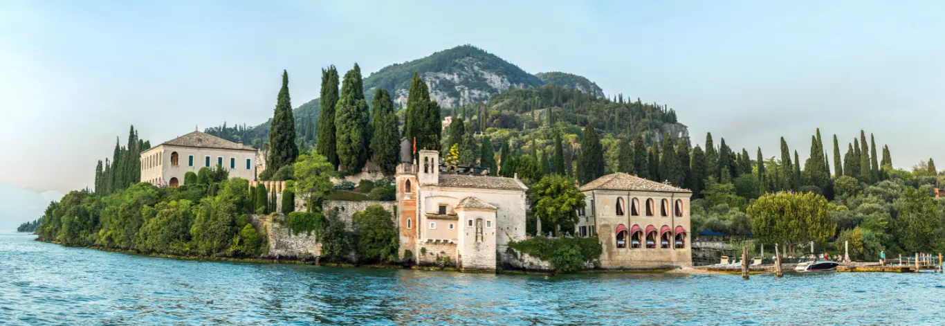 Panorama di Garda, lago e villette storiche