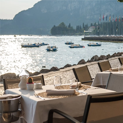 Ristorante all'aperto sul lago di Garda