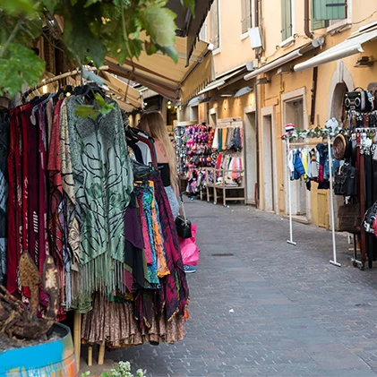 Bancarelle di abbigliamento in una strada cittadina