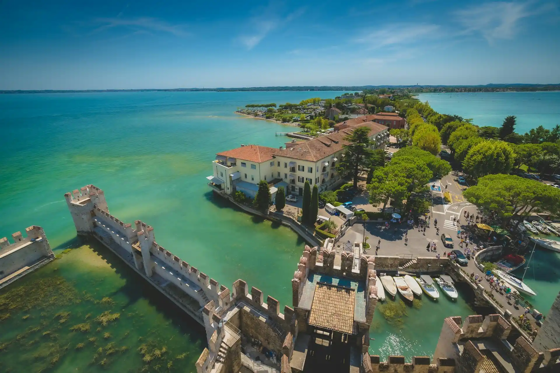 Vista aerea della città italiana Sirmione sul Lago di Garda