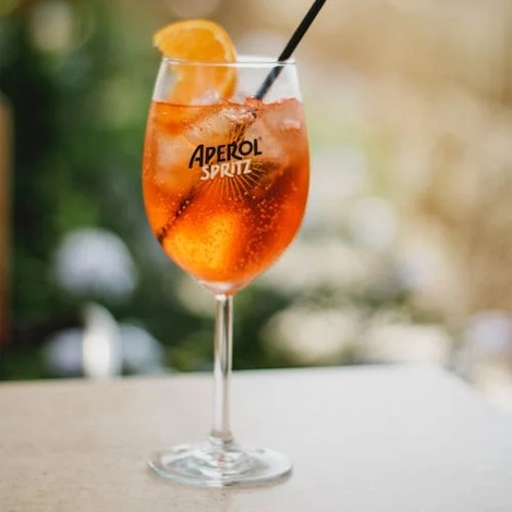 Cocktail Aperol Spritz con ghiaccio e arancia.