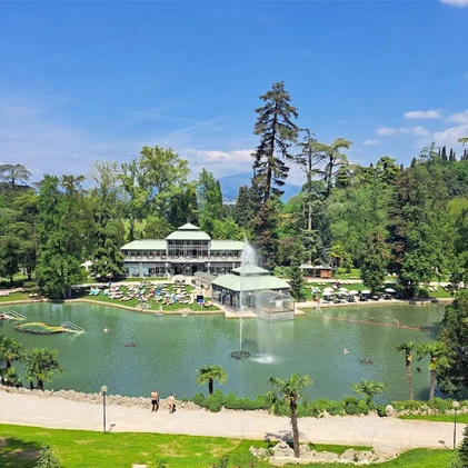 Parco termale con laghetto e fontana