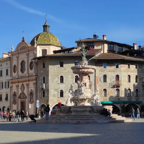 Fontana in piazza con edifici storici